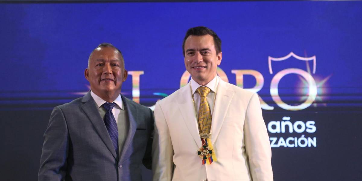 Imagen de Daniel Noboa, presidente del Ecuador, junto a Clemente Bravo, prefecto de El Oro, en un evento por los 140 años de provincialización de El Oro.