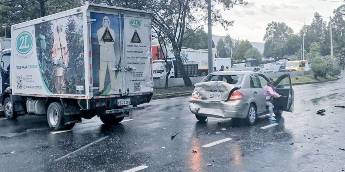 Quito | Choque múltiple en la av. Simón Bolívar provoca fuerte tráfico vehicular