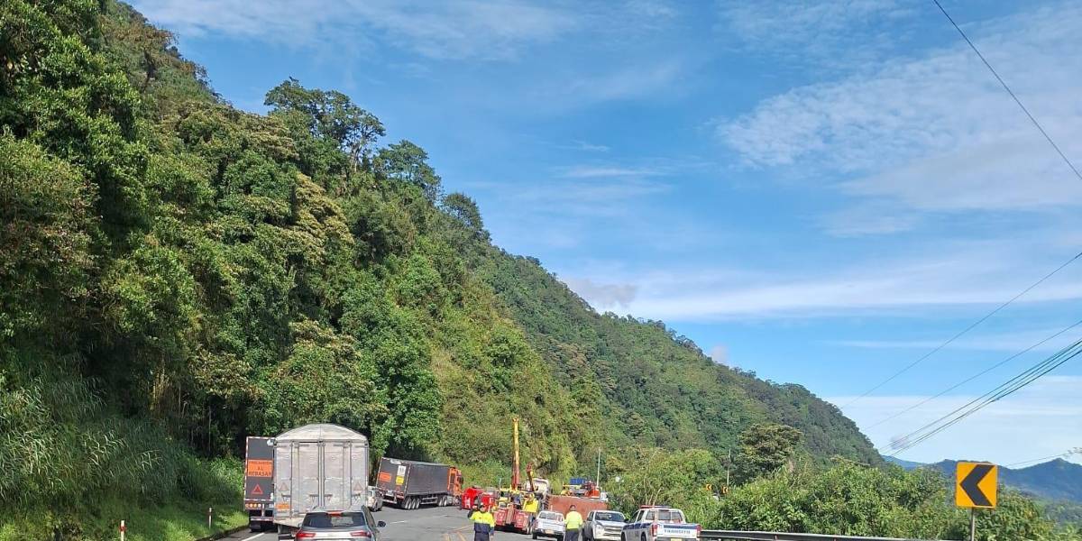 Pichincha: un tráiler se volcó en el kilómetro 32 de la vía Alóag - Unión del Toachi