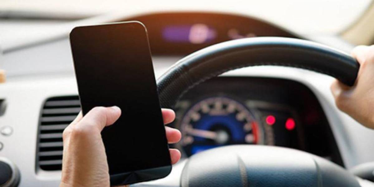 ¿Cuál es la multa en Ecuador por usar el celular mientras conduce?