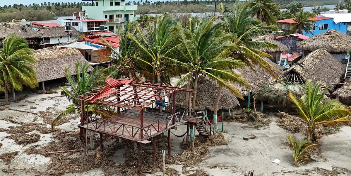 El huracán Erick pierde fuerza mientras avanza sobre México, dejando daños materiales