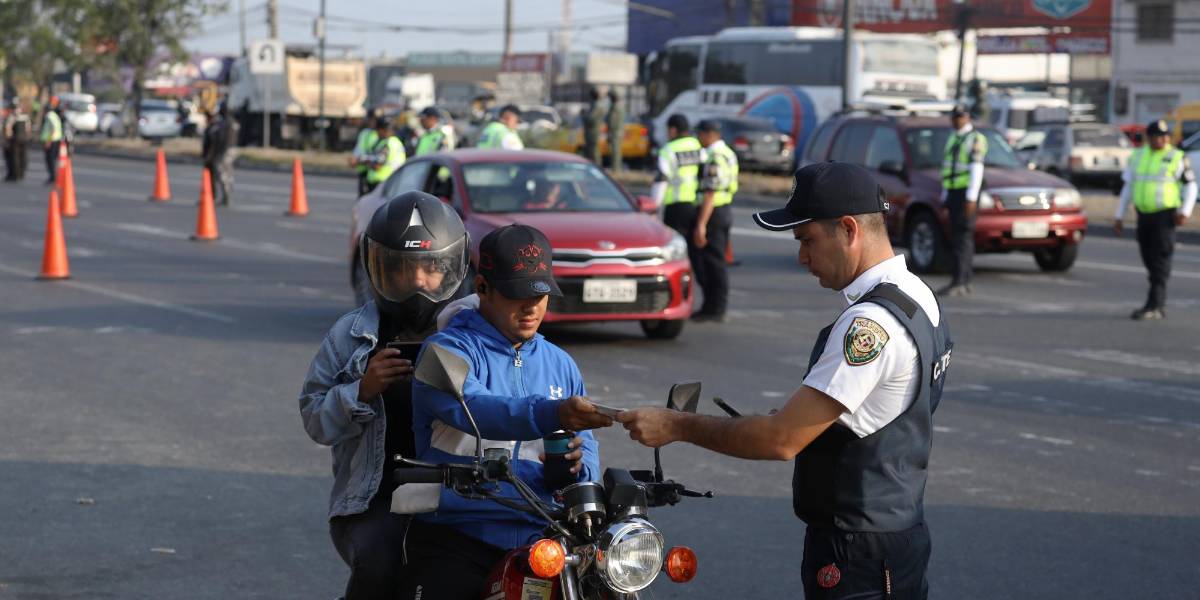 ¿Cuál es la multa por conducir con licencia caducada en Ecuador?