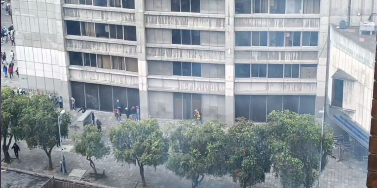 Paro nacional: Fiscalía denuncia que manifestantes sustrajeron documentación que fue incinerada