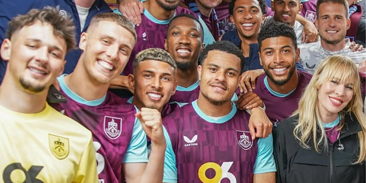 Natasha Bedingfield celebró junto al Burnley de Sarmiento su ascenso a la Premier League