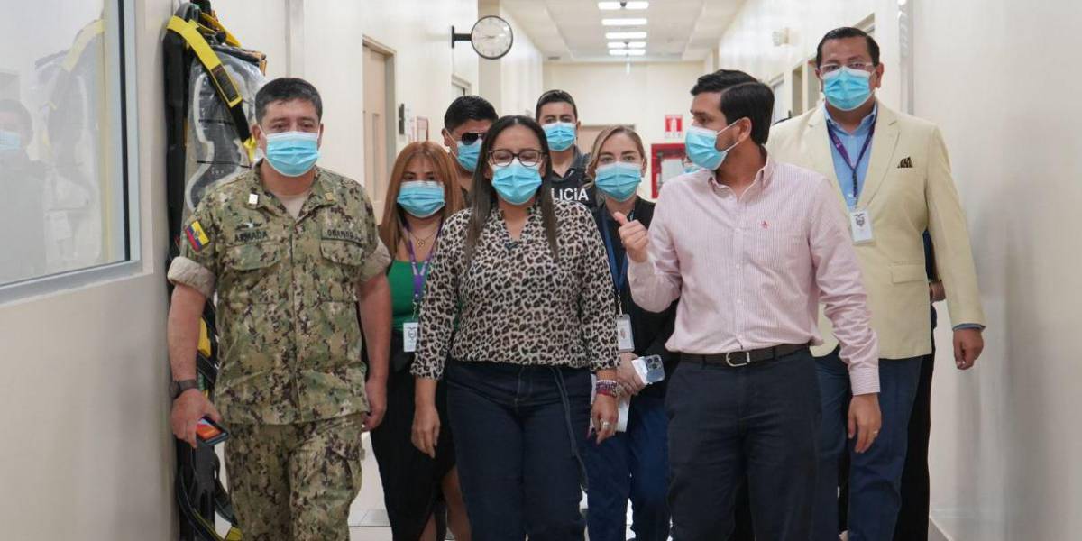 Ministros de Salud y Gobierno recorrieron tres hospitales de Guayaquil