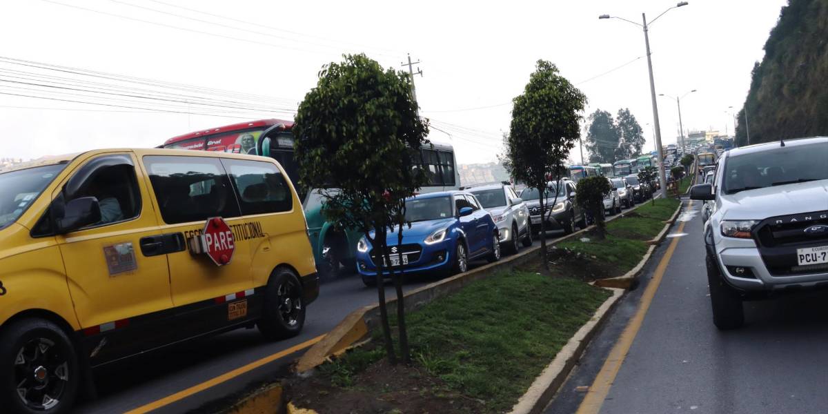 ¿Cuál es la sanción por circular sin placas en Ecuador?