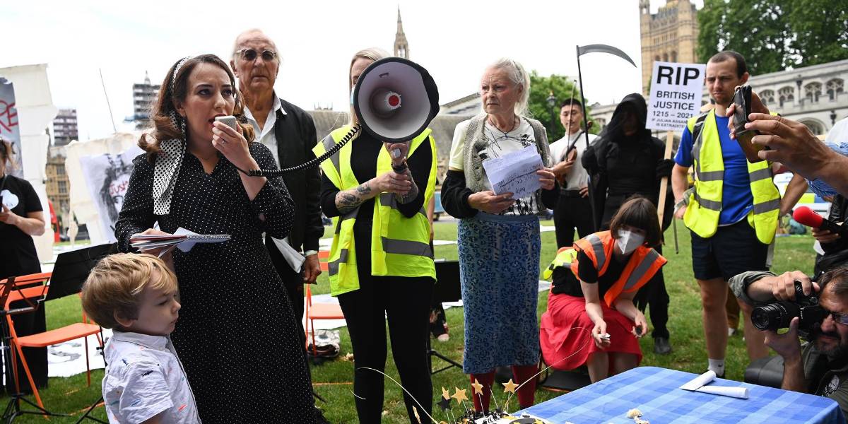 Simpatizantes de Assange piden su liberación en su 50 cumpleaños