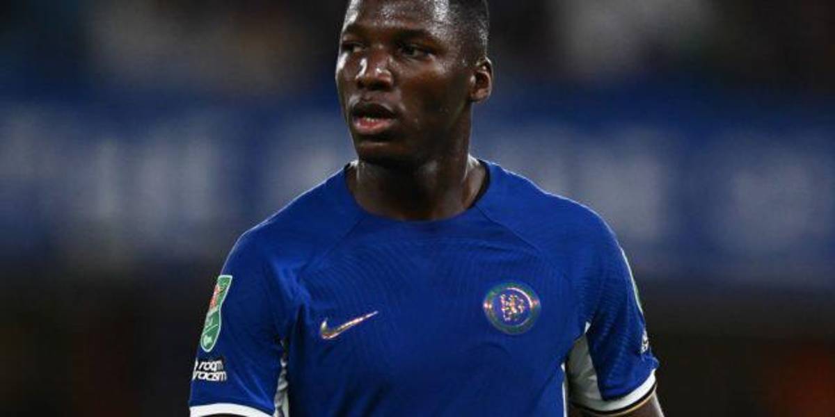 Tenso cruce entre Moisés Caicedo y Douglas Luiz en el Chelsea vs. Aston Villa