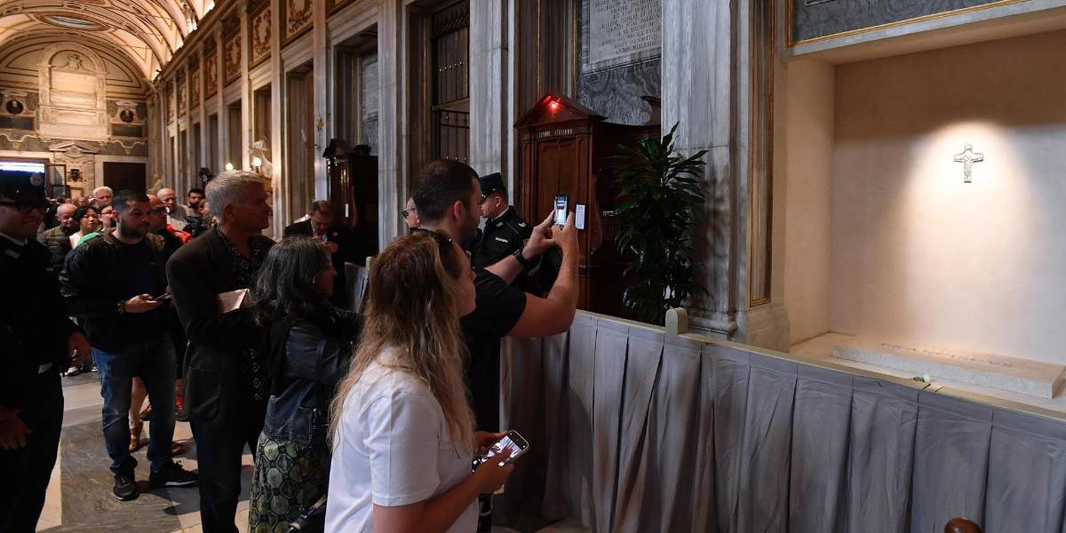 Miles de personas siguen honrando al papa Francisco a la espera del cónclave