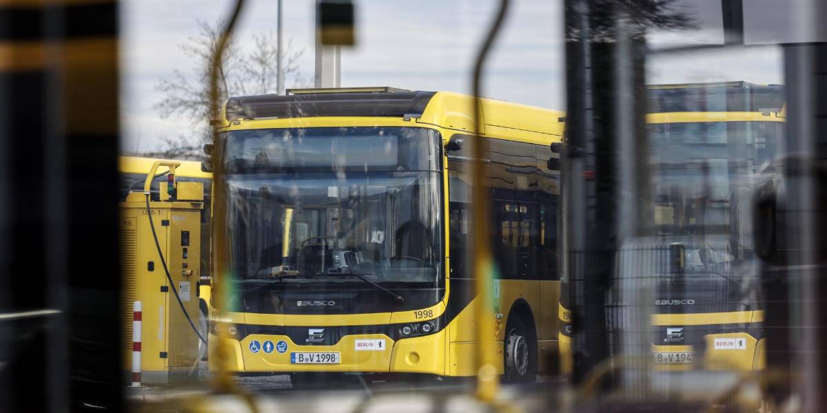 Tres hombres roban un tren R para dar un paseo en Queens, Nueva York