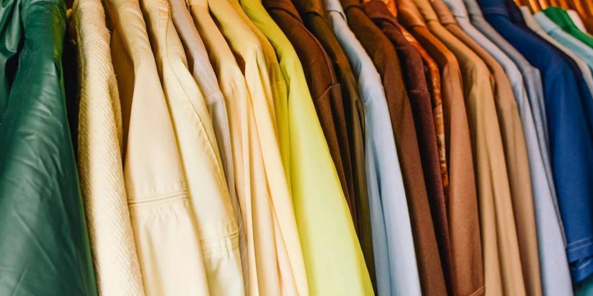 Los colores que eligen vestir las personas hipócritas, según análisis de la psicología