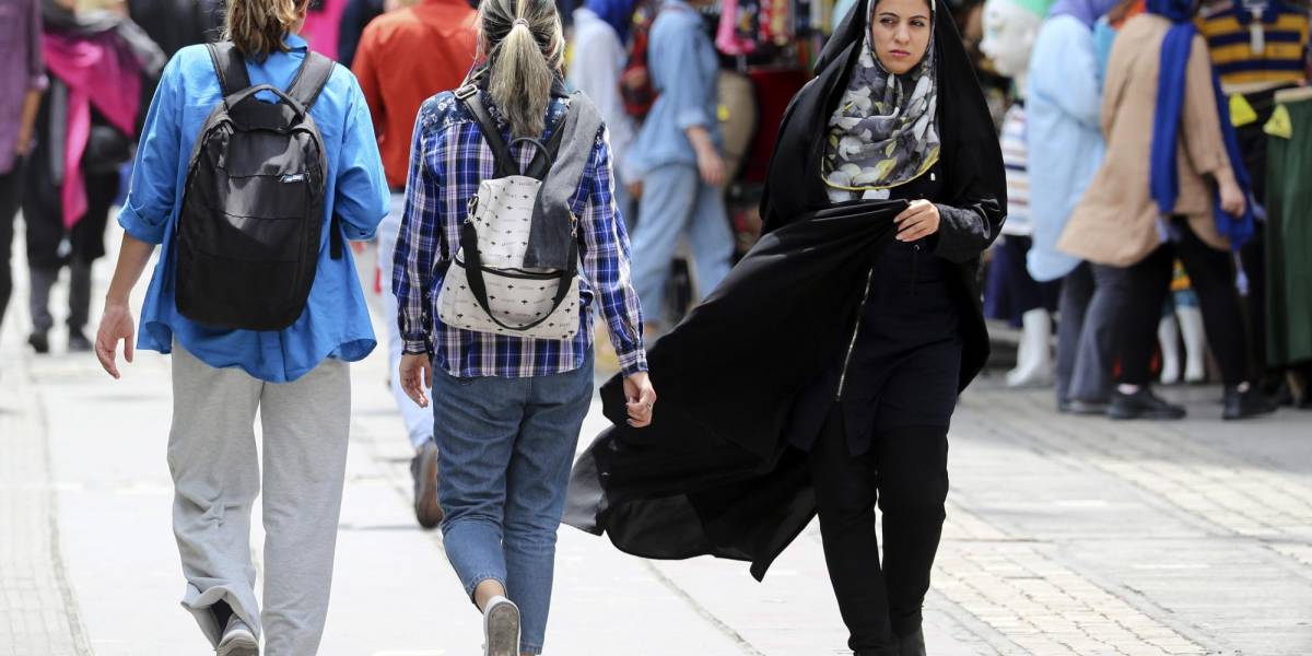 Irán: una discusión entre un clérigo y una mujer sin velo se vuele viral