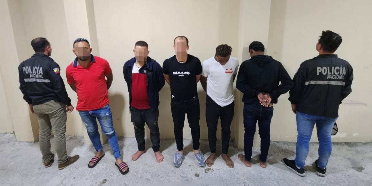 Cinco hombres son detenidos en El Carmen, Manabí, mientras robaban en un bus