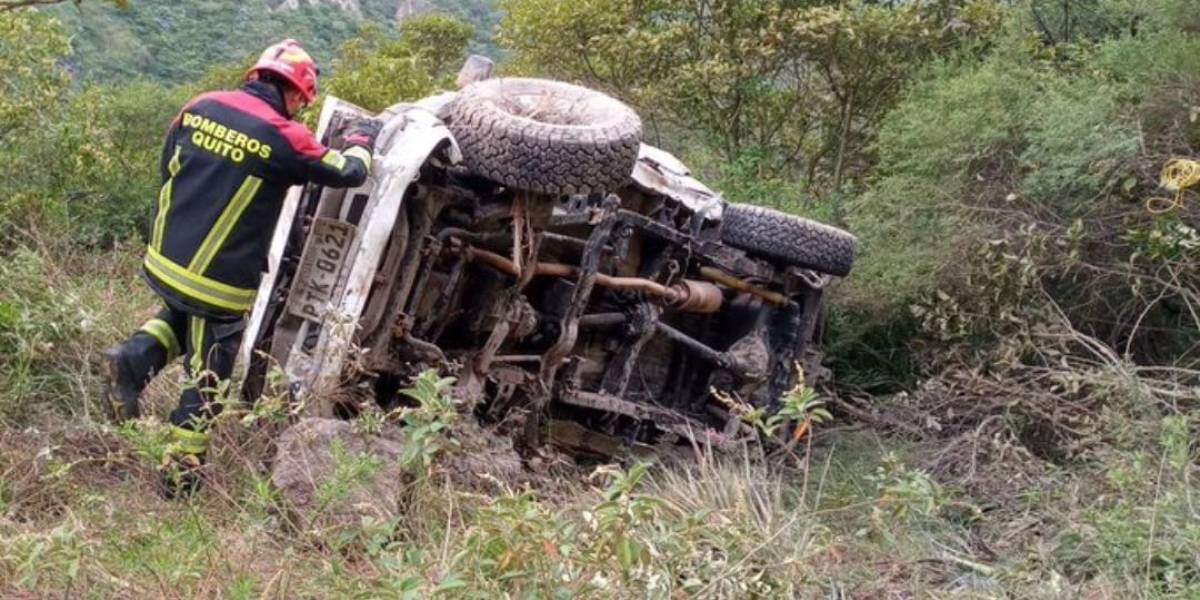 Quito: un vehículo se cayó en una quebrada ubicada en Puembo