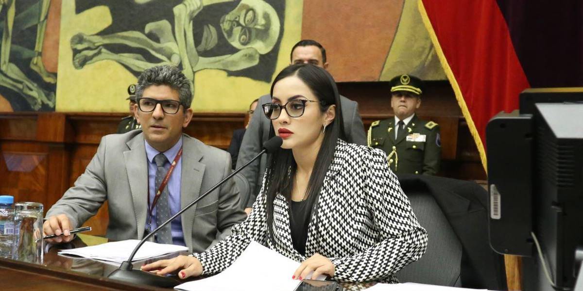 Traspié del correísmo para conformar comisión que deberá tramitar enmienda sobre la dolarización