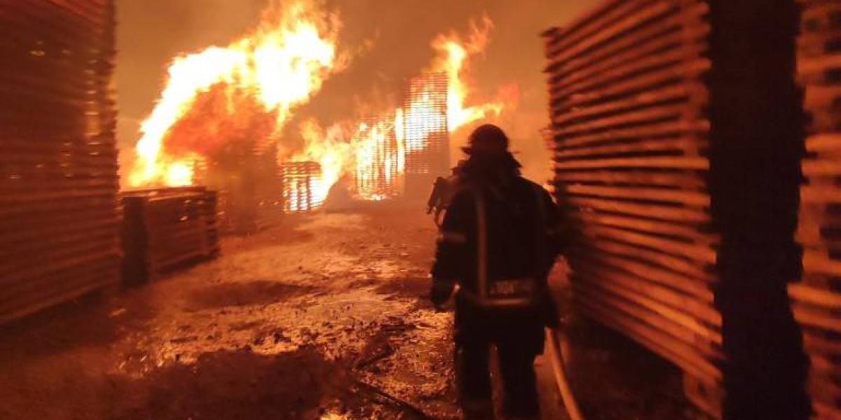 Un gran incendio alarmó a los moradores del sur de Guayaquil