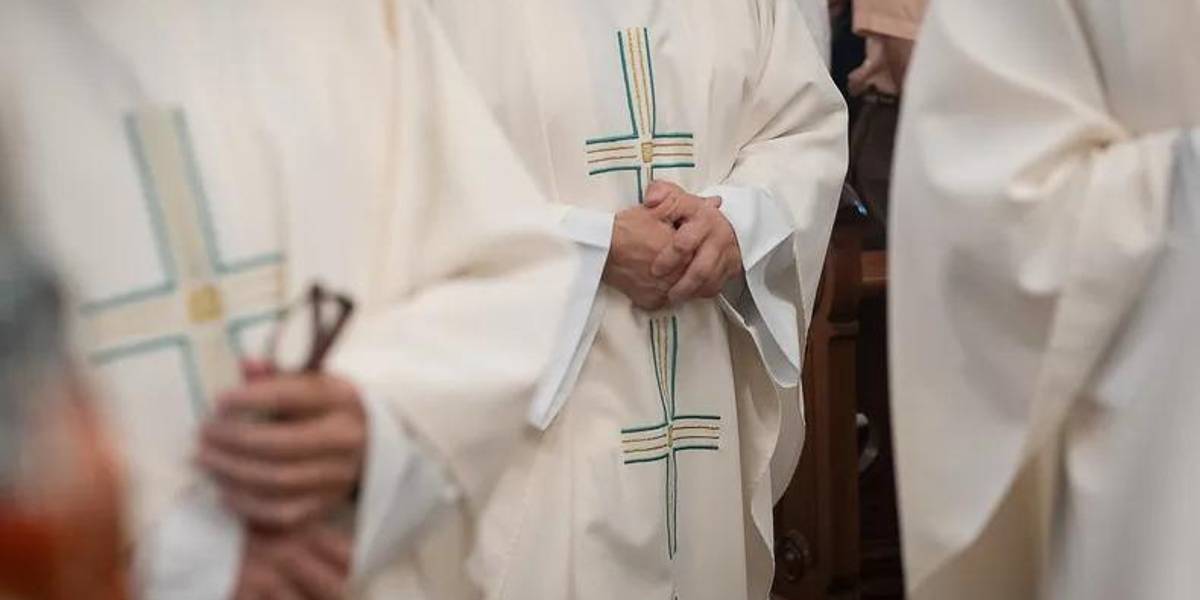 Fiscalía investiga al sacerdote que estaba con menores en ropa interior en su casa en Olón
