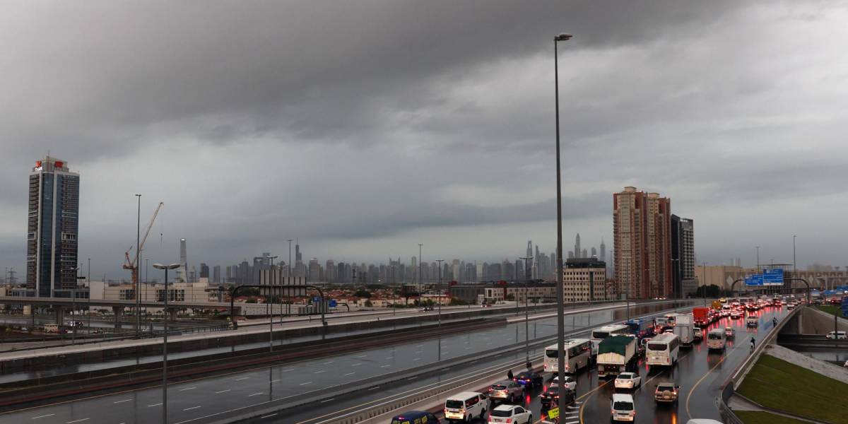 Las fuertes lluvias azotan Dubái, inundando aeropuertos y paralizando carreteras