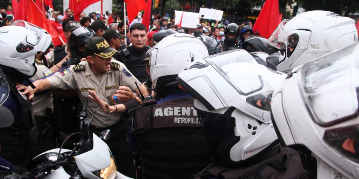 Reportan enfrentamiento entre policías y metropolitanos en el parque Centenario de Guayaquil