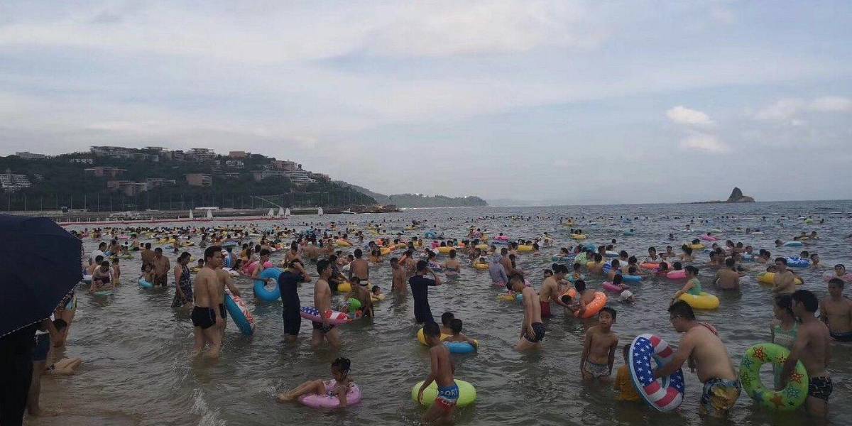 China: La playa Dameisha en Shenzhen, llena de personas por la ola de calor