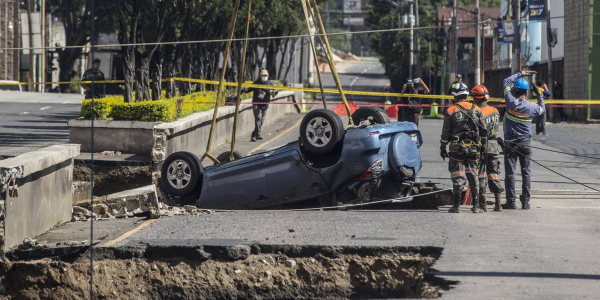 Guatemala: conductores no ven un socavón y caen en sus autos a un abismo de 15 metros