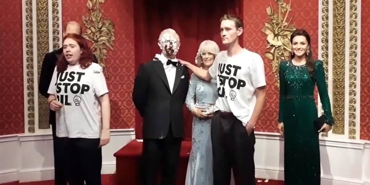 Activistas arrojan tartas al rostro de la figura de cera de Carlos III