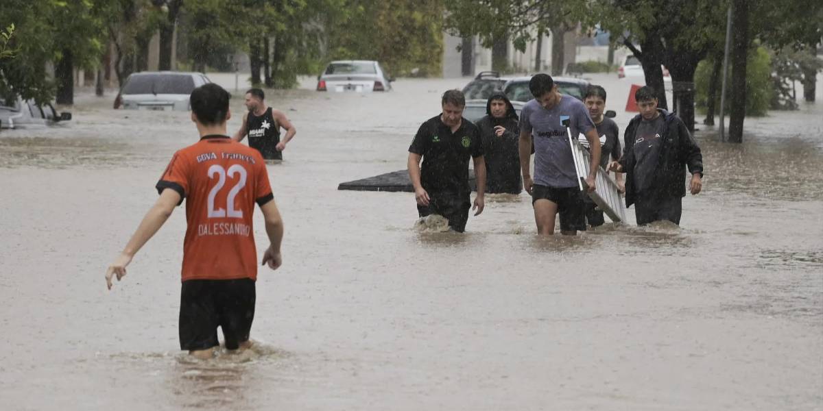 Aumentan a 12 los muertos por temporal en Bahía Blanca, Argentina