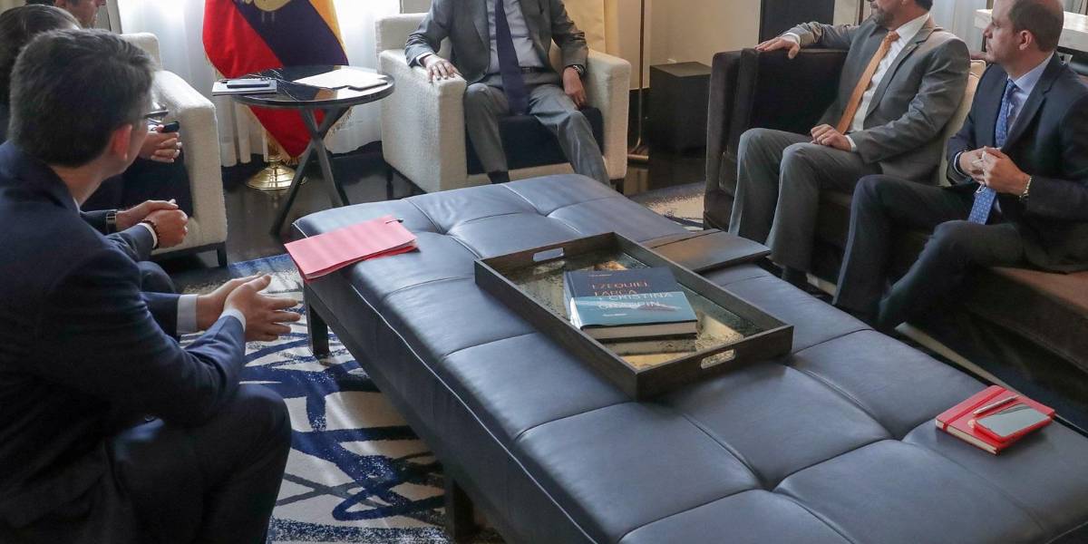 Guillermo Lasso parte hacia Ecuador tras su gira en México