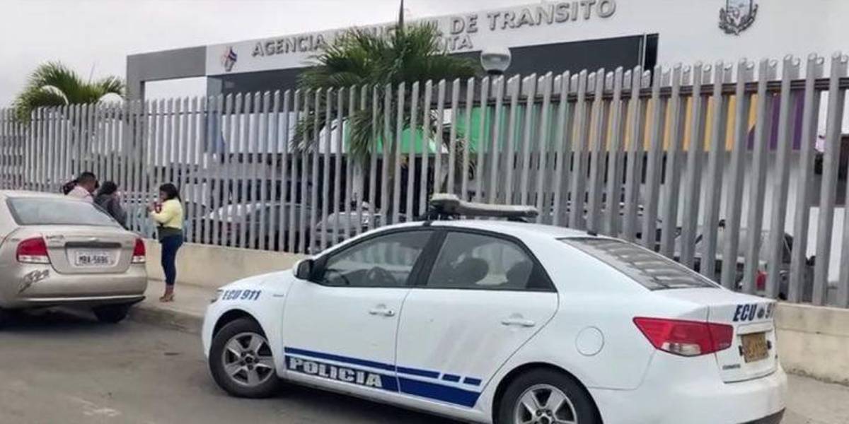Un incendio, presuntamente provocado, se registró en la Agencia de Tránsito de Manta