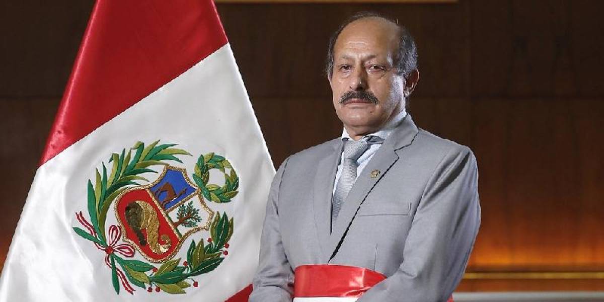 Ex primer ministro de Perú agrede y escupe en la cara a periodista que lo confrontó