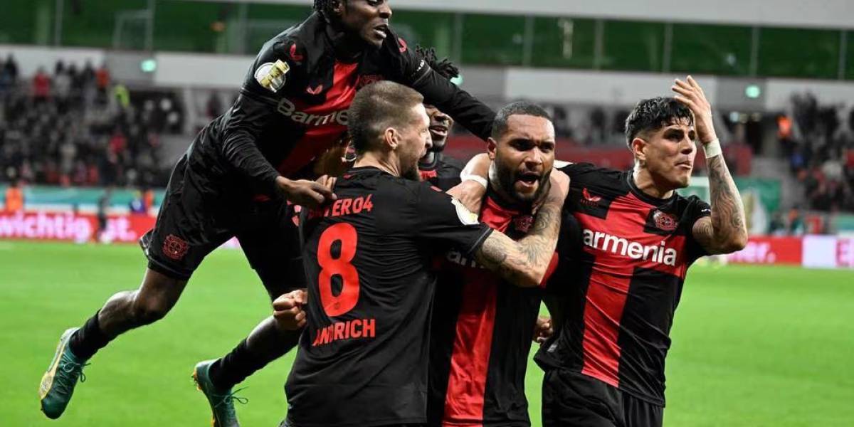 El Bayer Leverkusen de Hincapié gana de visita y suma 32 partidos invicto en Alemania