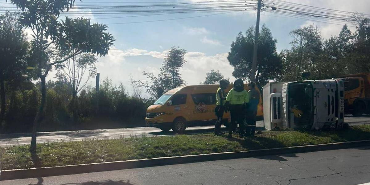 El volcamiento de un camión causó fuerte tráfico vehicular en la avenida Simón Bolívar