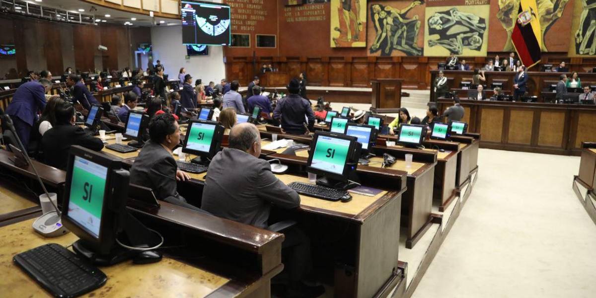 De manera ajustada, la Asamblea señala al Ministro de Defensa como el responsable político del caso Las Malvinas