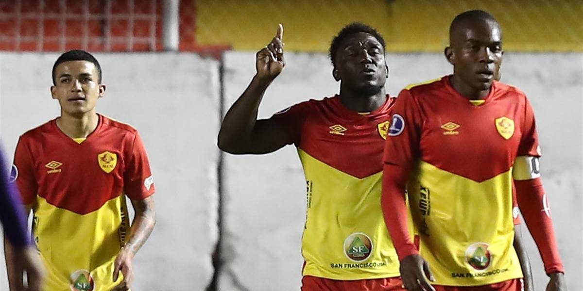 Aucas empató y aprovechó la derrota de Católica para seguir de líder