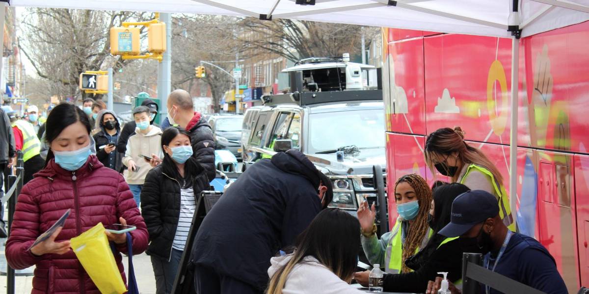 CNN despide a 3 empleados por ir a la oficina sin contar con vacuna anticovid