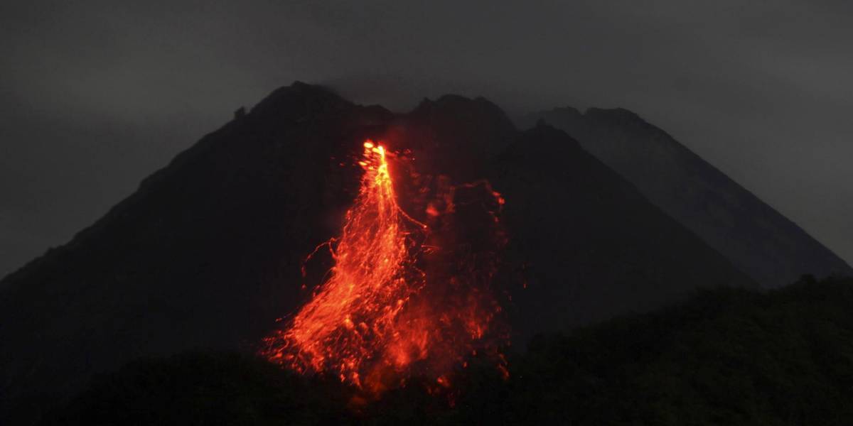 Volcán Merapi, de los más activos del mundo, entra en erupción en Indonesia