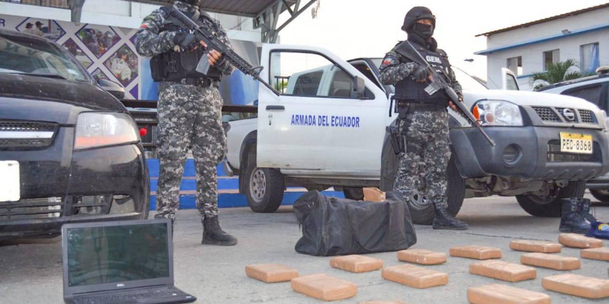 Un marino trasladó 18 bloques de cocaína de Esmeraldas a Guayaquil en una camioneta de la Armada