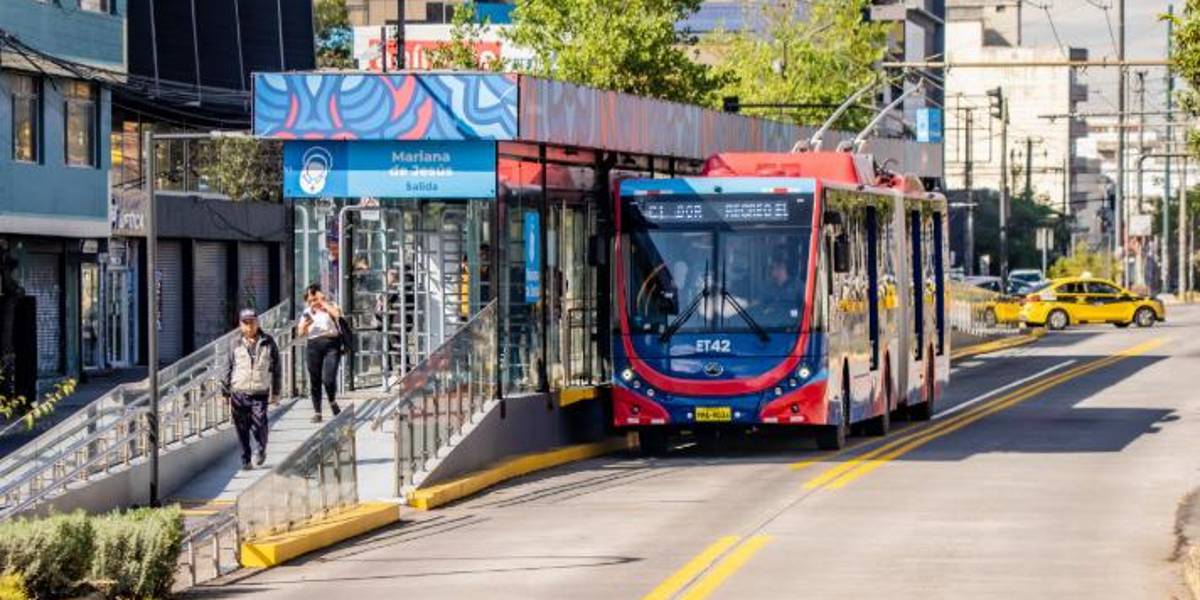 Dos paradas del Trolebús están cerradas por daño que ocasionó un camión en una línea aérea