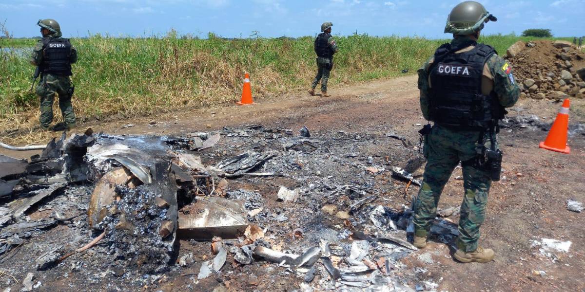 A falta de una Ley de derribo, la FAE bloquea con piedras las pistas clandestinas de los narcos