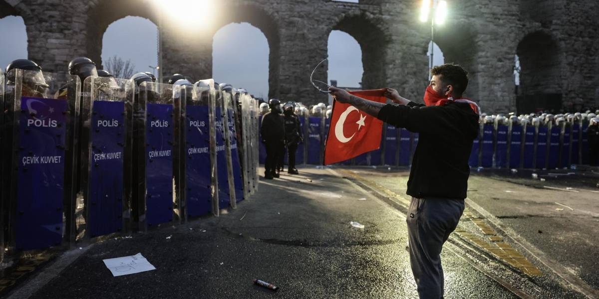 20 universidades turcas en huelga indefinida tras el arresto del alcalde de Estambul