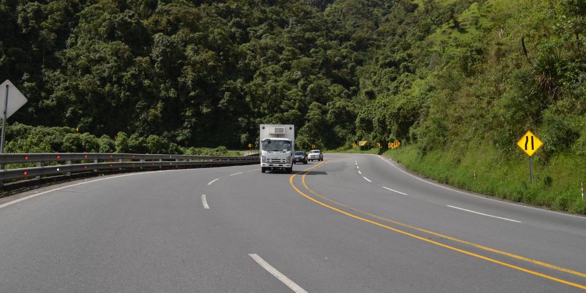 Vía Alóag - Unión del Toachi, cerrada por deslizamiento