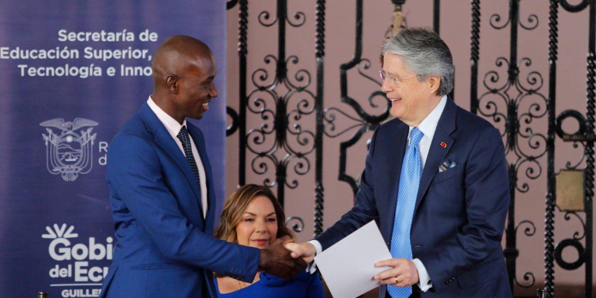 Lasso entrega 1 511 becas de maestría como el último acto de su administración