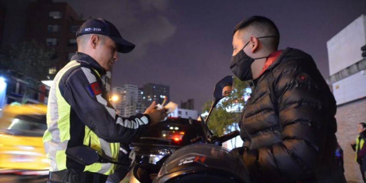 Un agente civil de tránsito durante los controles a un motociclista.