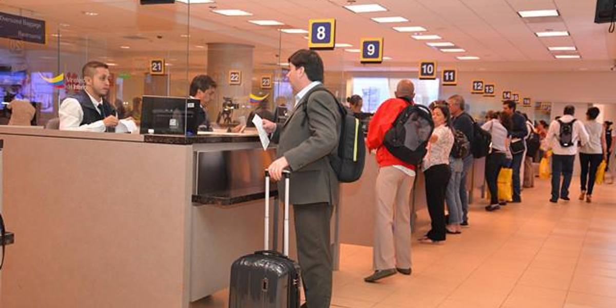 Policías y militares tendrán prioridad en vuelos domésticos, por pedido del Gobierno