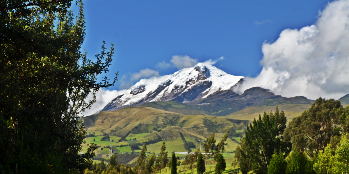 Tres personas están atrapadas en una avalancha en el volcán Cayambe