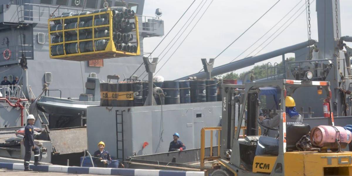 Llegó a Galápagos un buque de la Armada con 8.000 tanques de gas