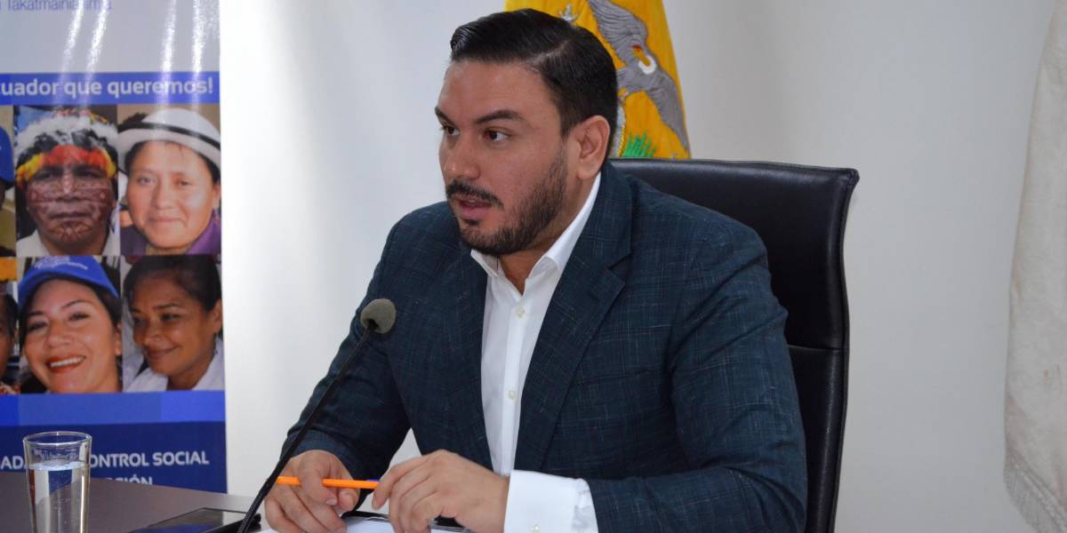 Construye denuncia que Andrés Fantoni, presidente del CPCCS, hace mal uso de un carnet de discapacidad