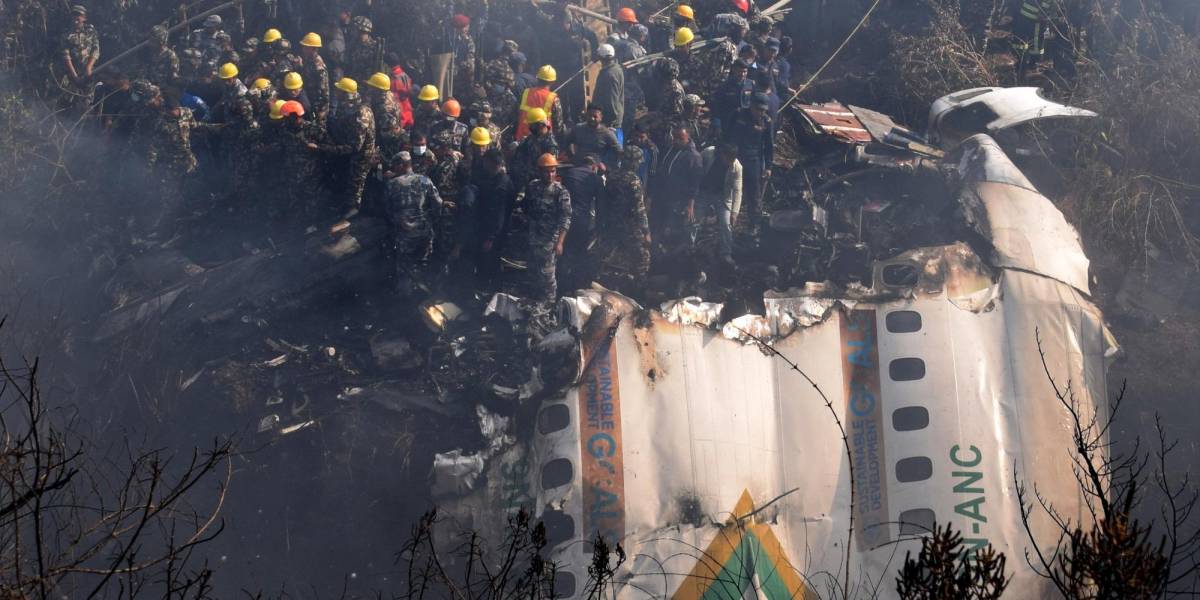 Un pasajero grabó los instantes previos a que el avión cayera en Nepal