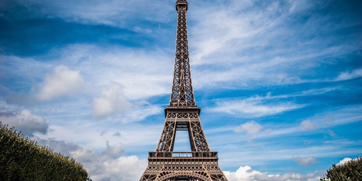 Francia: un hombre es detenido por saltar en paracaídas desde la Torre Eiffel