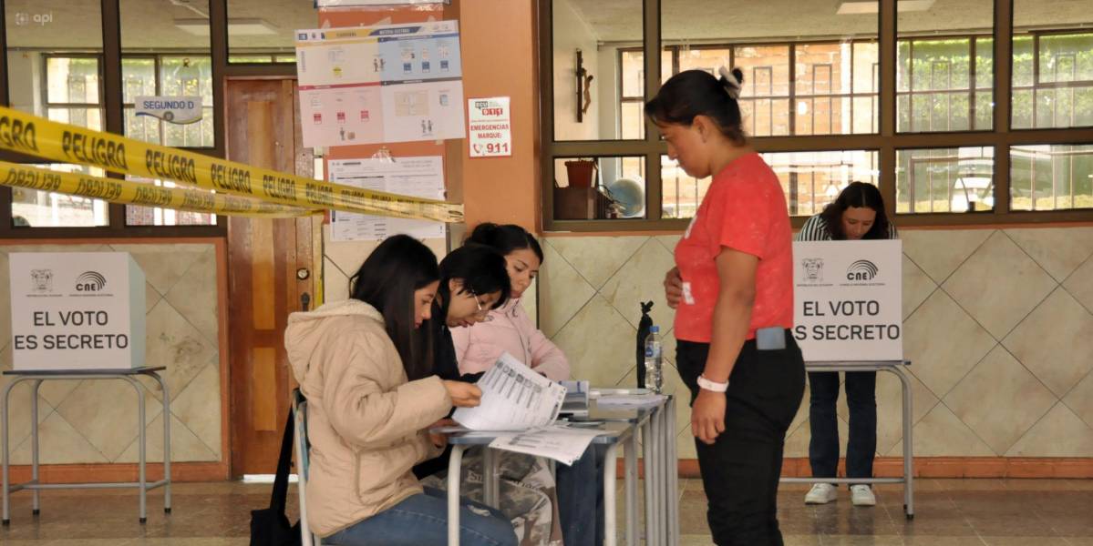 CNE inicia notificación y capacitación a miembros de mesa para la consulta popular y referéndum 2025